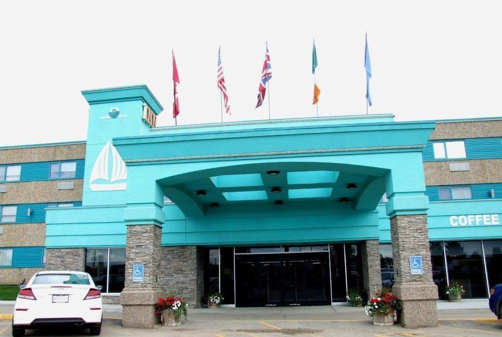 Lakeland Inn Hotel Cold Lake Exterior photo